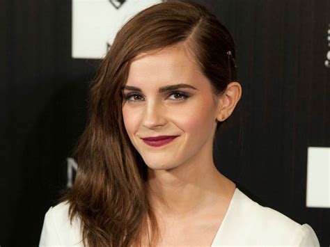 Emma Watson: Paparazzi Took Pictures Up My Skirt On My 18th。